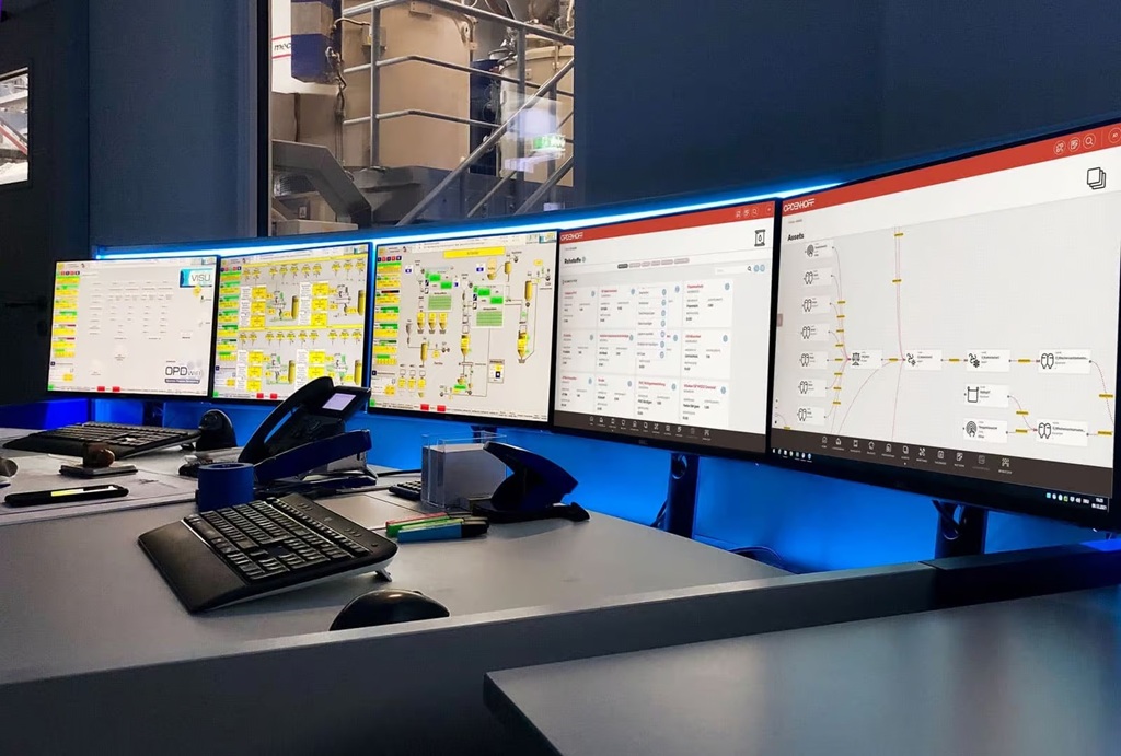 5 Bildschirme erlauben einen guten Überblick über die Steuerung eines industriellen Prozesses.