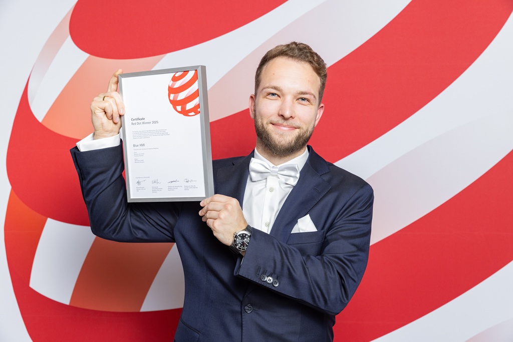 Sebastian Pedroß mit der Urkunde des Red Dot Award 2025