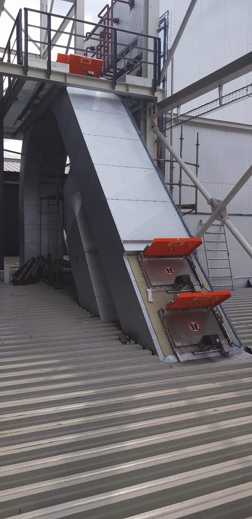 Druckentlastungsklappe auf dem Dach einer Industriehalle.