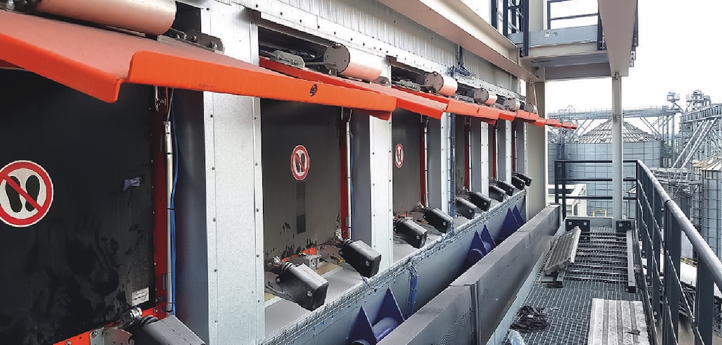 Druckentlastungsklappen auf dem Dach eines Industriegebäudes oder Silos, die im Hintergrund zu sehen sind.