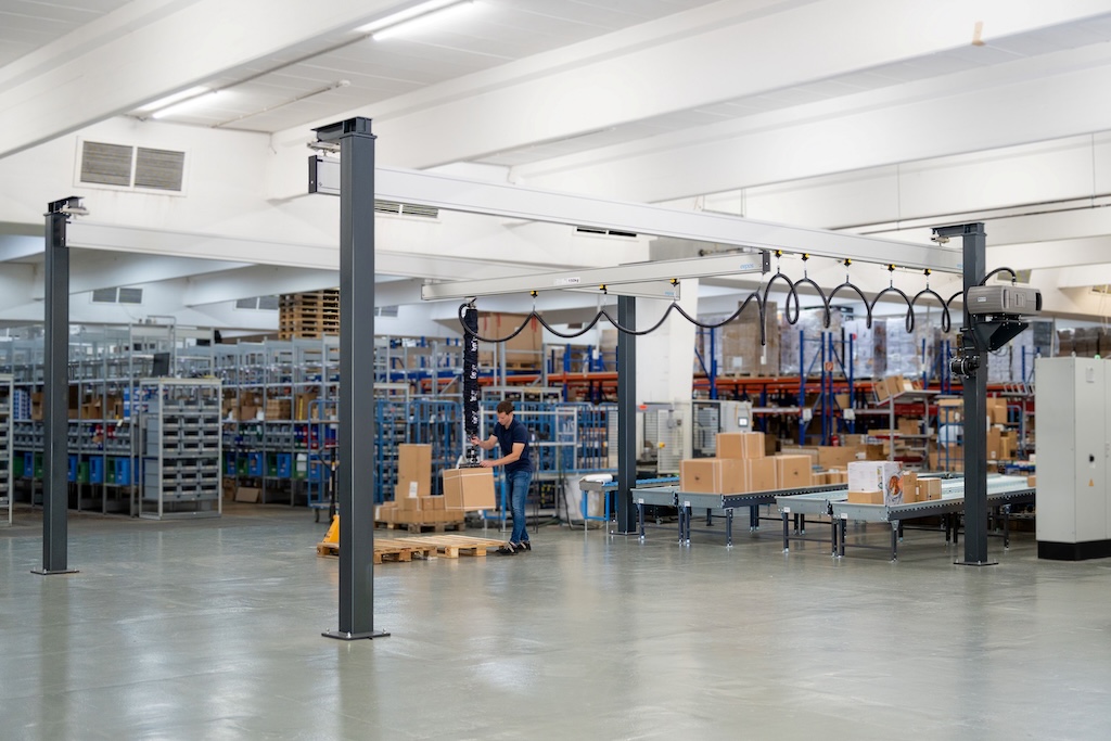 Lagerhalle mit Kartons udn regalen