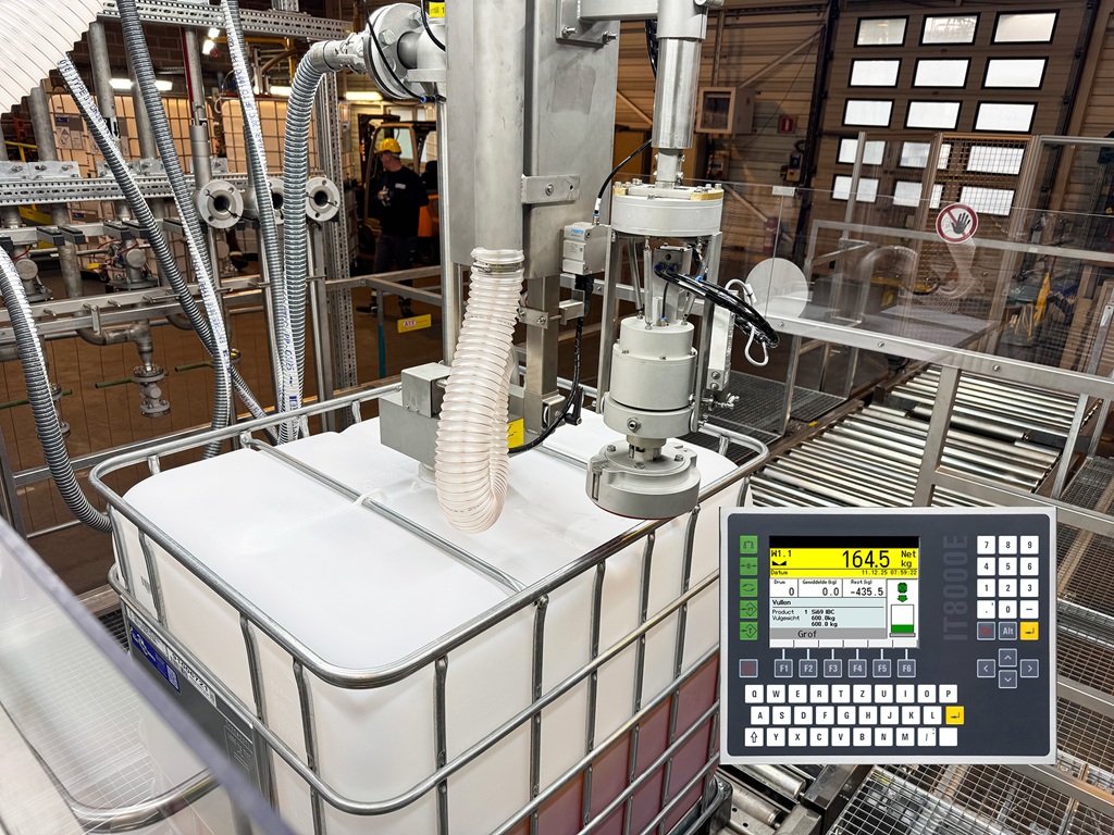 Industrielle Abfüllanlage für Liquids. Davor ein Panel für das Wägetechniksystems mit Daten