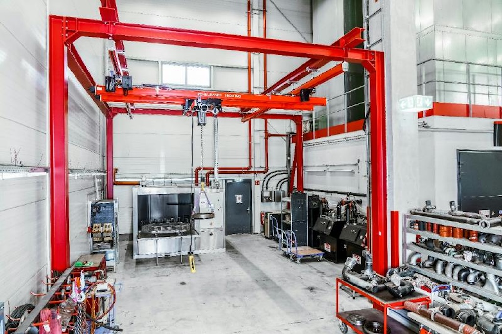 Kran zum Transport von Maschienenkomponenten