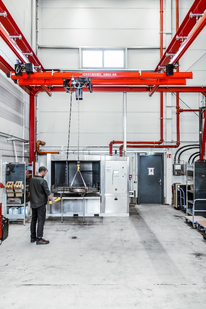 roter Kran in Industriehalle