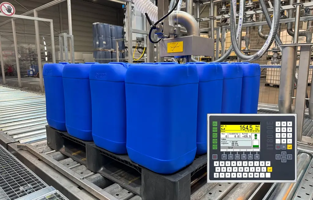 Blaue Container unter einer Abfüllanlage für Liquids