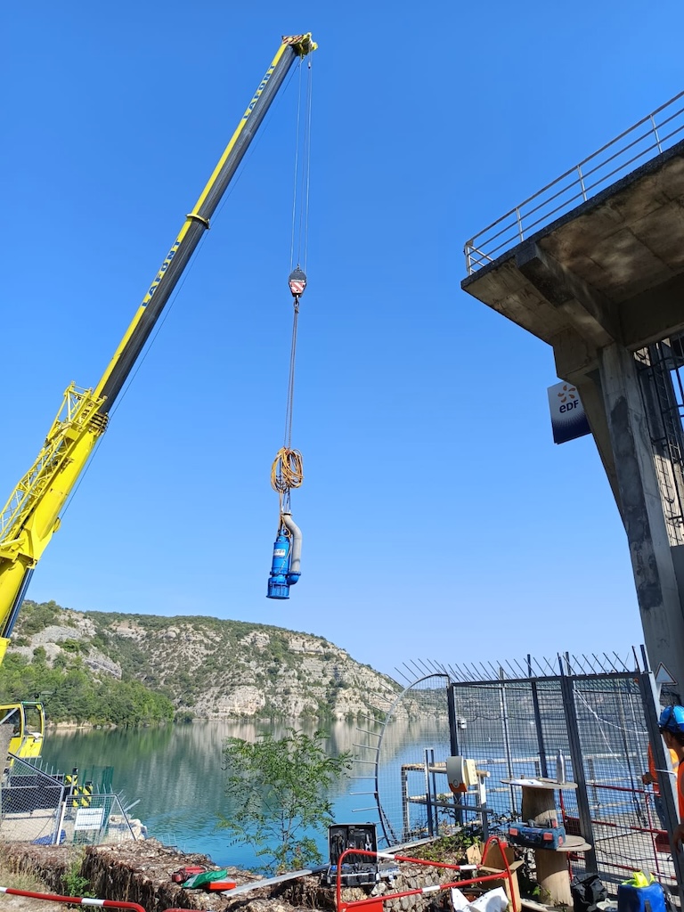 Kran hebt eine Pumpe in der Verdonschlucht