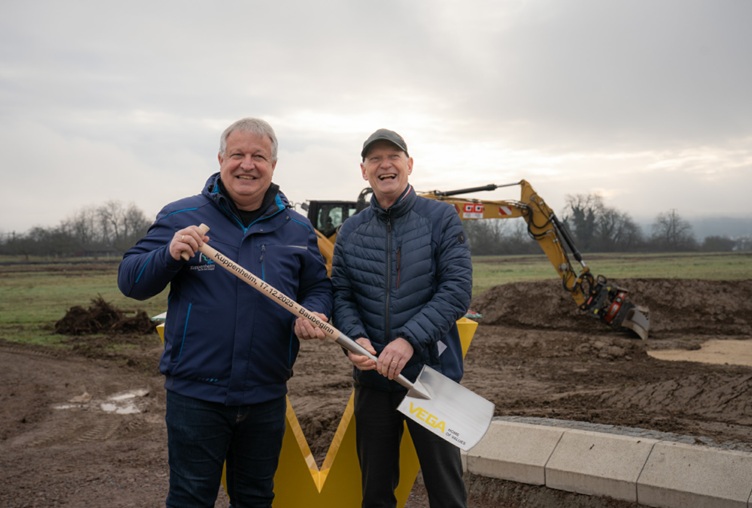 Kuppenheims Bürgermeister Karsten Mußler und Edgar Schillinger (rechts) im Hintergrund ein Bagger. Runderhum freies Feld