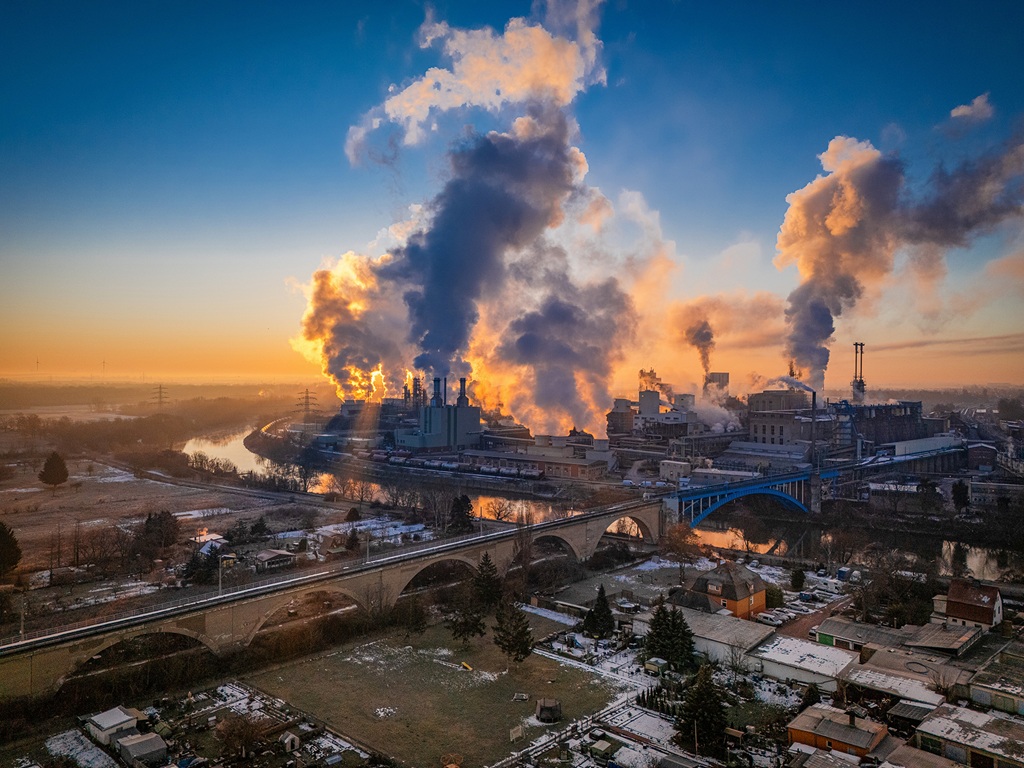 Aufnahme des Solvay-Werks in Bernburg aus der Vogelperspektive bei untergehender Sonne.