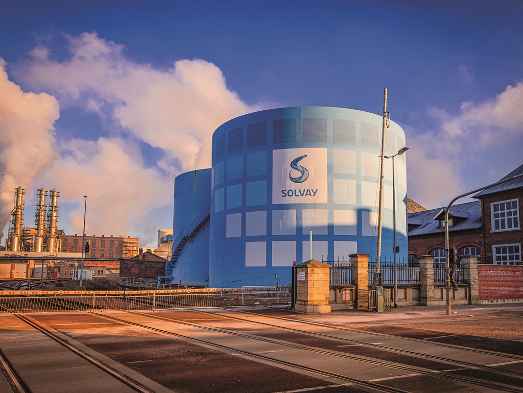 Blaue Silos der Solvay auf dem Firmengelände