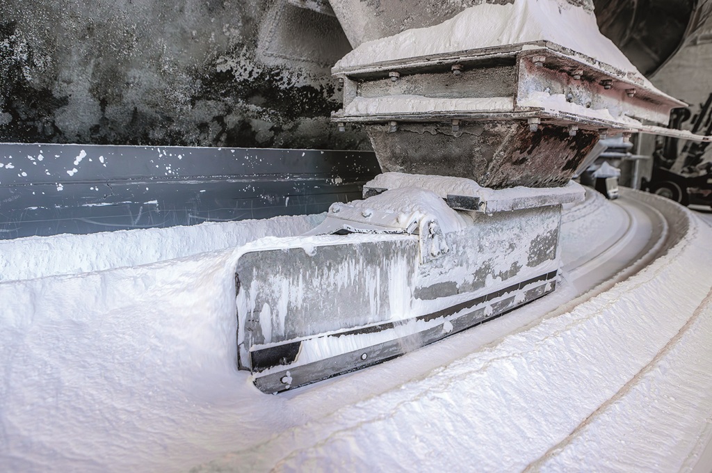 Schieber bewegt Soda in einer industriellen Fertigung.