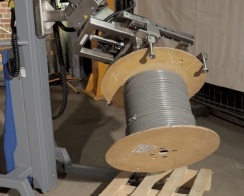 Kabeltrommel wird mit einer Hebehilfe bewegt.