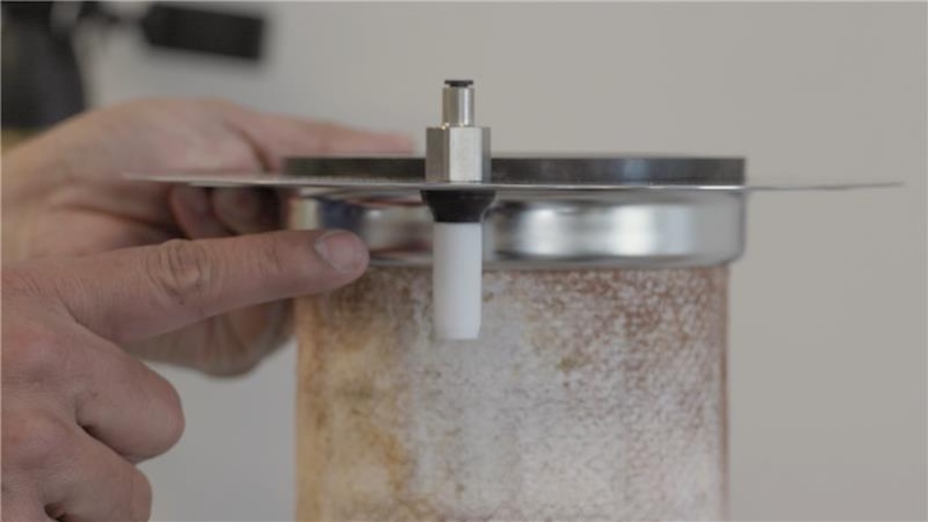 Ein Sensor in einer Metallplatte