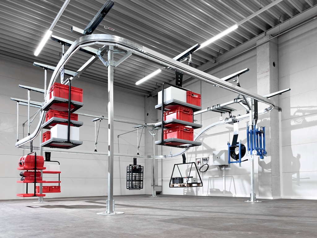 Hängebahn in einer Industriehalle