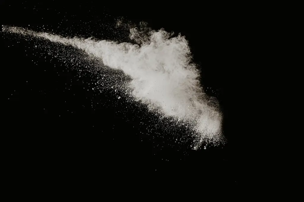 Staubwolke in weiß mit schwarzem Hinterdrund - Bild der UWT
