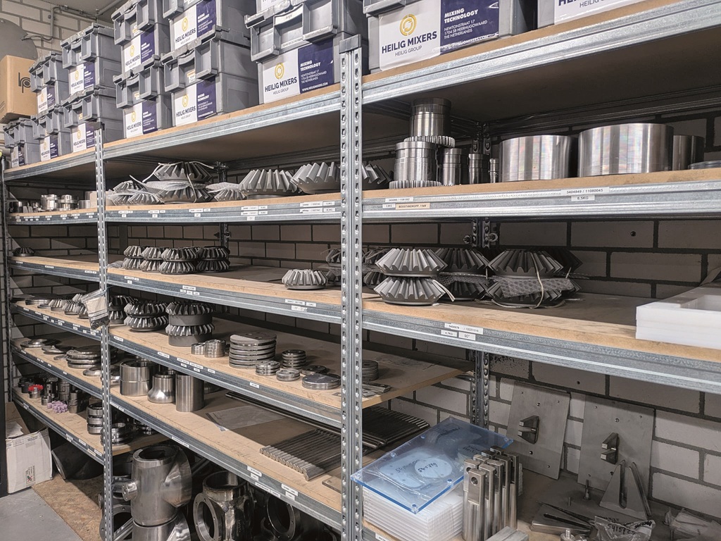 Lager mit Industrie Metall Werkstücken