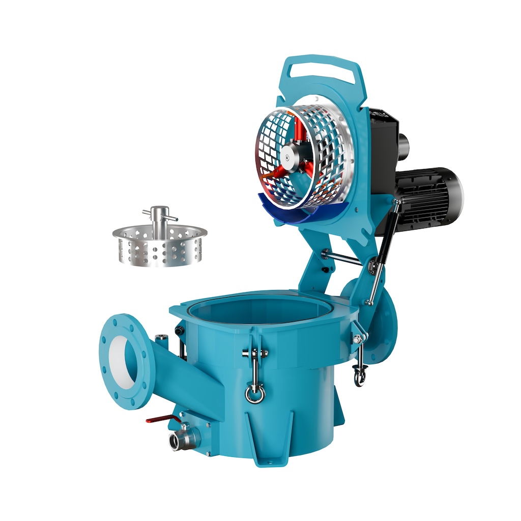 Ein Feststoffzerkleinerer der aus einem Rohr (links), das nach unten in einen Kessel führt (Mitte) und einem Rohr hinten rechts das gerade aus dem über dem Kessel befindlichen etwas größeren Raum führt. Darüber ein Motor und etwas das aussieht wie eine Saftpresse.