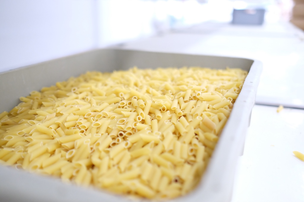 Kiste mit Penne Nudeln