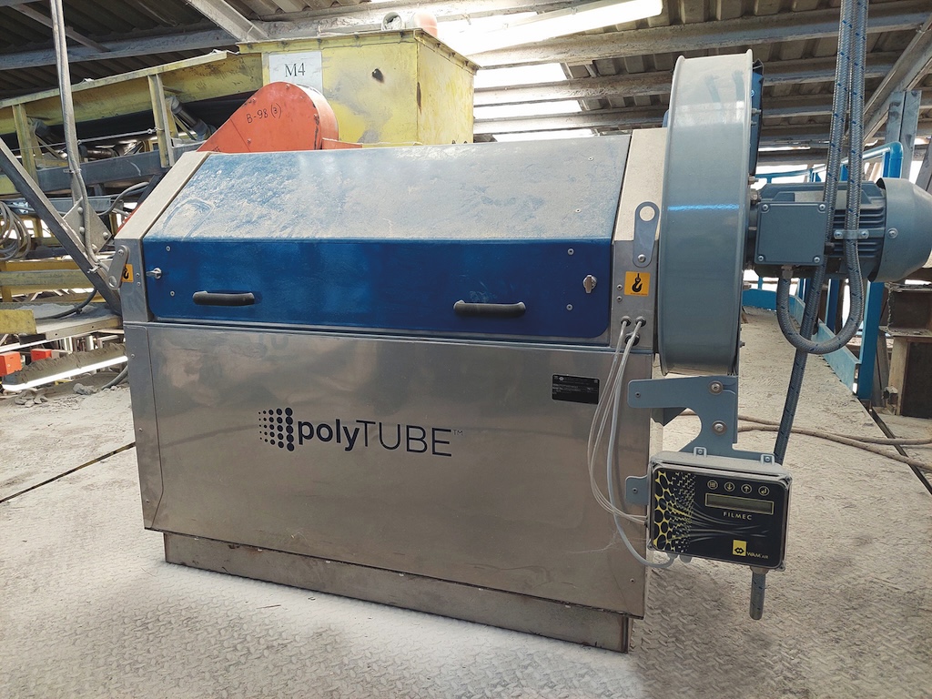 Groer Metaklkasten von poly Tube