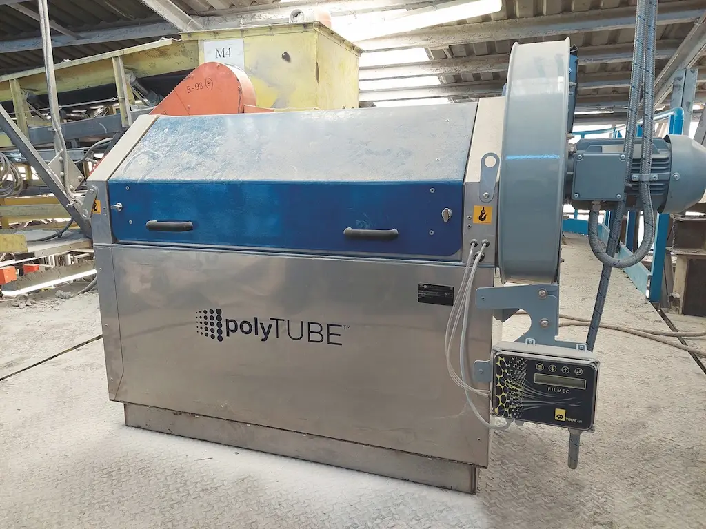 Groer Metaklkasten von poly Tube
