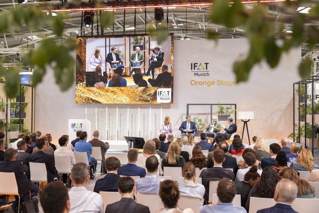 Foto der IFAT 2024 während einer Poduiumsdiskussion
