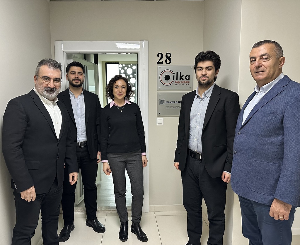 Team der Ilka. 4 Herren, eine Frau im Flur vor dem Firmeneingang