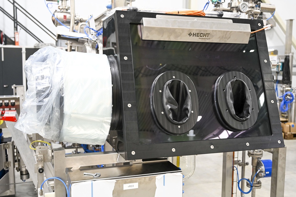 System zum Bearbeiten von gefährlichen Stoffen in einer Glovebox