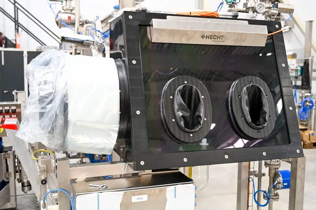 System zum Bearbeiten von gefährlichen Stoffen in einer Glovebox