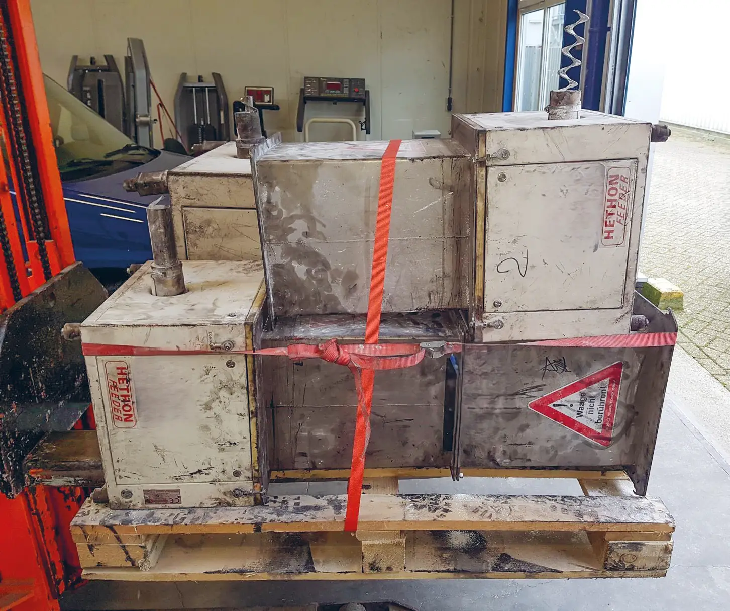 Mehrere revisionsbedürftige Feeder auf einer Pallete