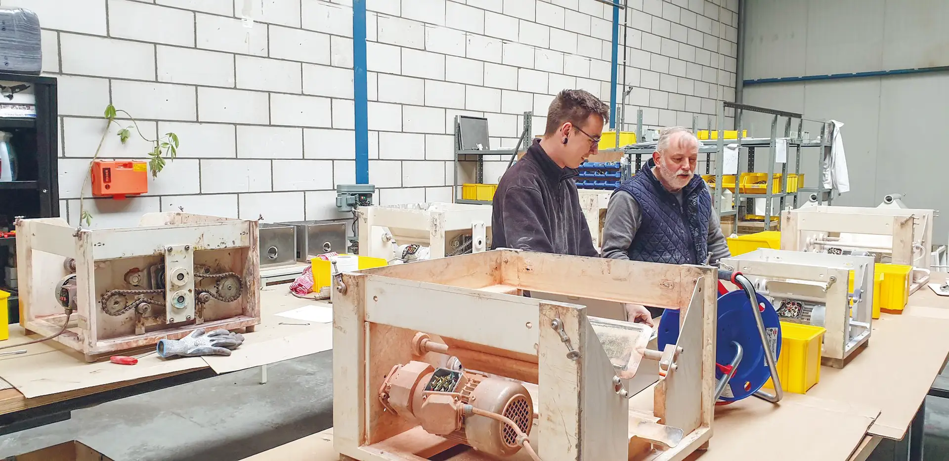 Mitarbeiter der Hethon in einer Werkshalle bei der Montage und Pfürung von Feedern