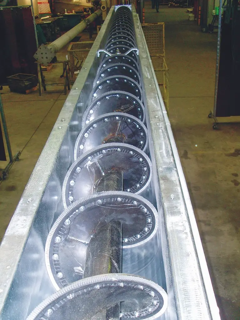 Schneckengewinde mit Bürsten für den schonenden Transport und die gleichzeitige Reinigung empfindlicher Schüttgüter in hygienischen und industriellen Förderprozessen.