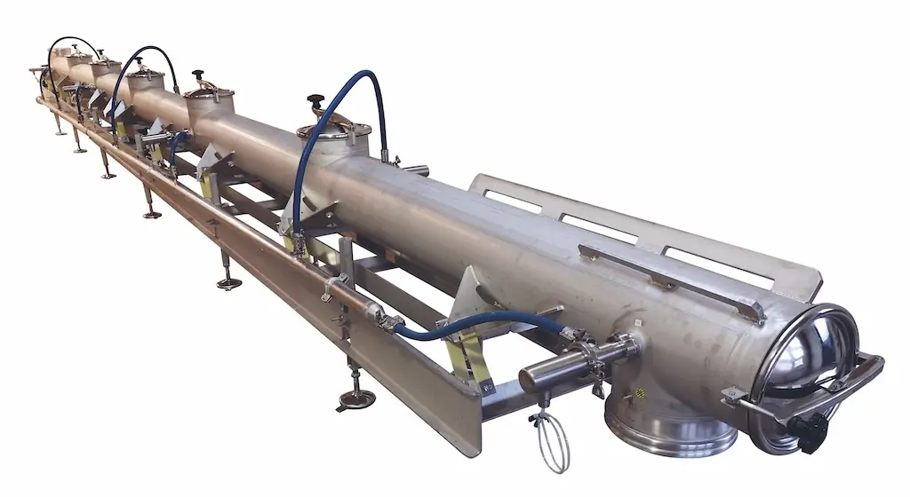 CIP-fähiger Hochleistungs-Vibrationsförderer mit integrierten CIP-Düsen für die hygienische Förderung und automatisierte Reinigung von Schüttgütern in Prozessanlagen der Lebensmittel-, Pharma- und Chemieindustrie.