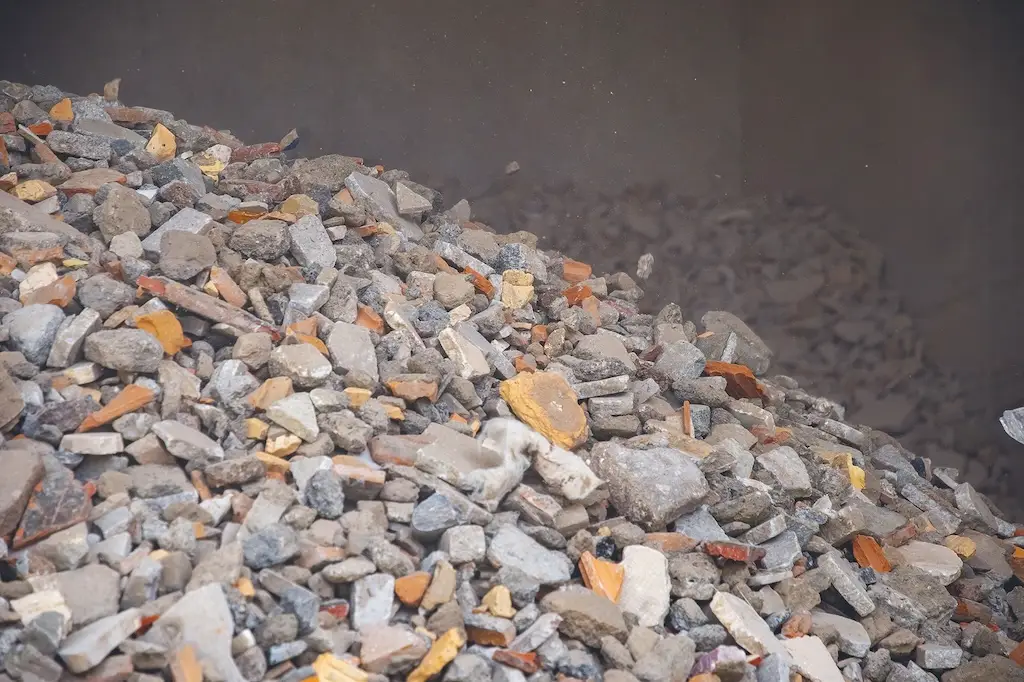 Ergebnis von sechs Sortierstufen von STEINERT GmbH: gipsfreie Recycling-Gesteinskörnungen für den Einsatz in der Schweizer Betonproduktion.