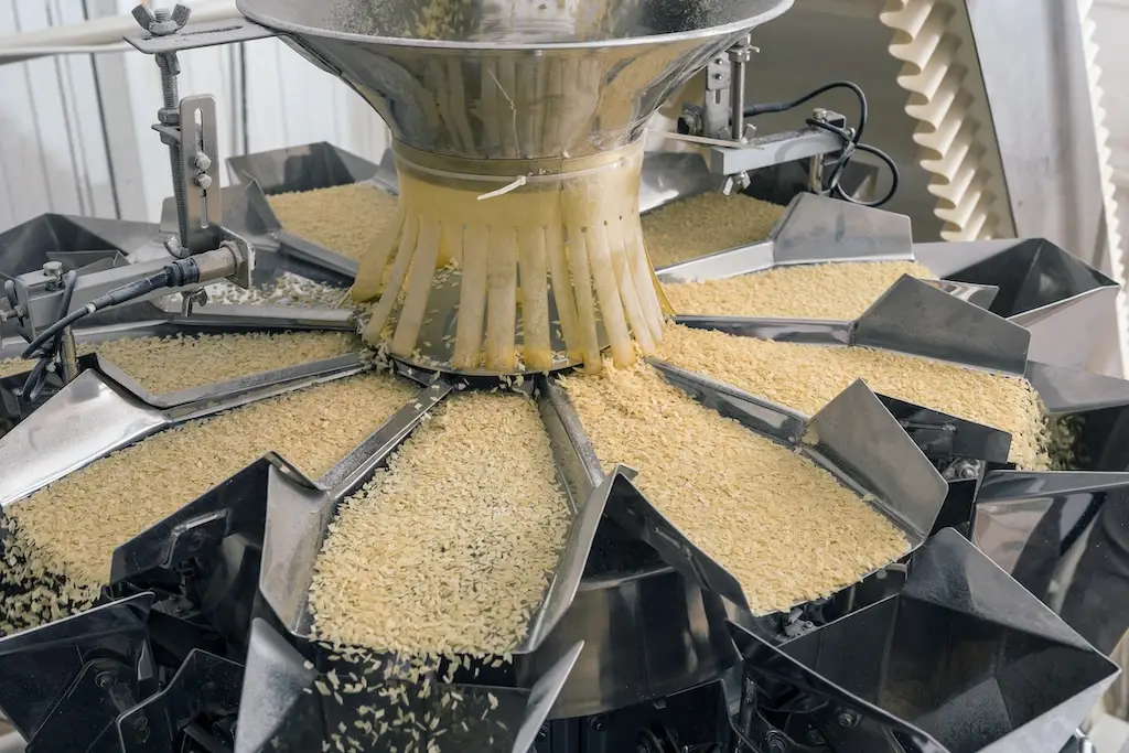 Mehrkopfwaage in der Lebensmittelindustrie zur präzisen Dosierung und Abfüllung von kleinteiligem Schüttgut.