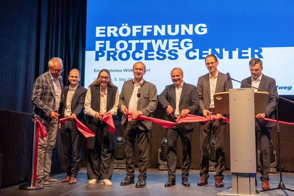 Symbolische Eröffnung des Flottweg Process Centers mit Banddurchschnitt