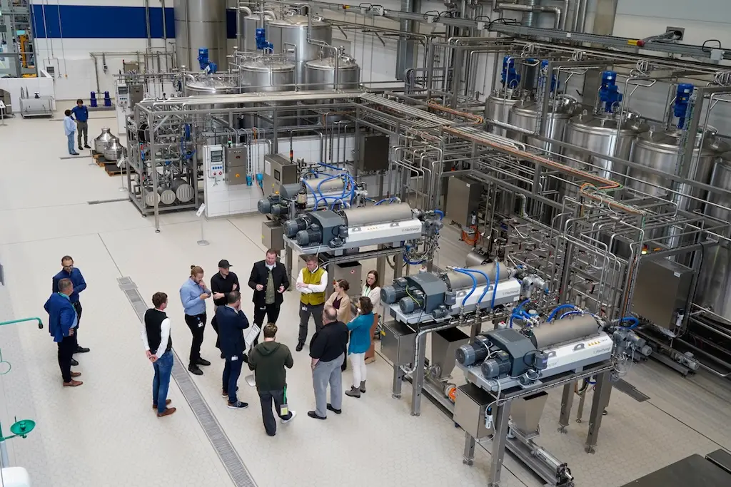 Flottweg Process Center mit industriellen Trennanlagen und Besuchern