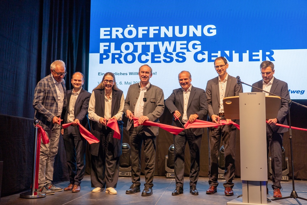Symbolische Eröffnung des Flottweg Process Centers mit Banddurchschnitt