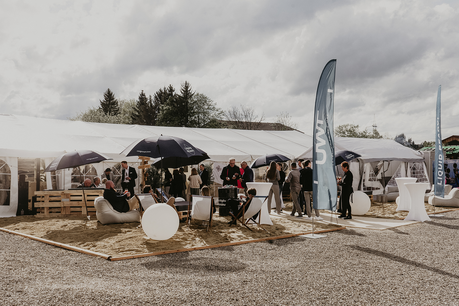 Strandatmosphäre auf dem UWT Get-Together des internationalen Vertriebsmeetings. Sand, Zeit und Sitzgelegenheiten mit Team