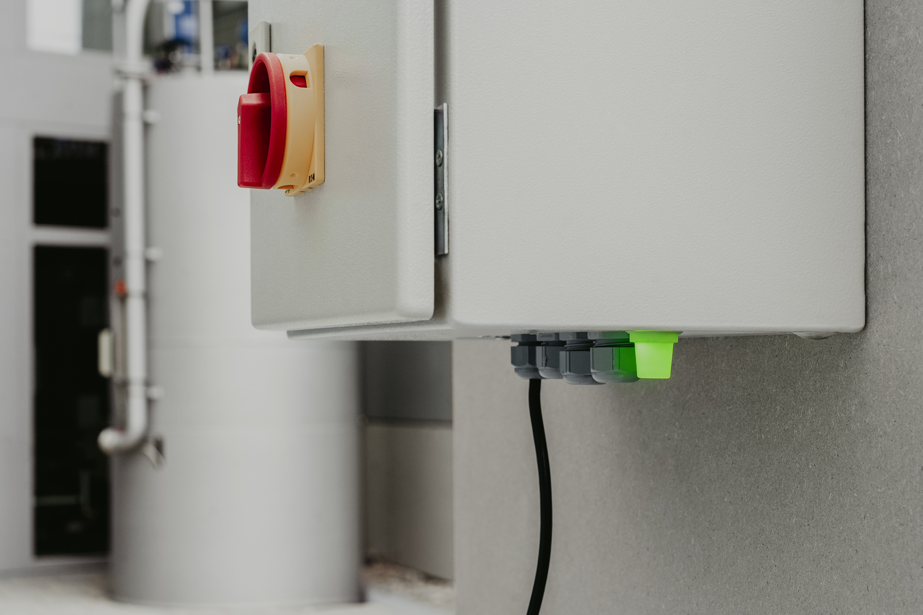 LED‑Signalanzeige an Schaltschrank zur sicheren Füllstandüberwachung von PVC‑Pulver in industriellen Schüttgutanlagen
