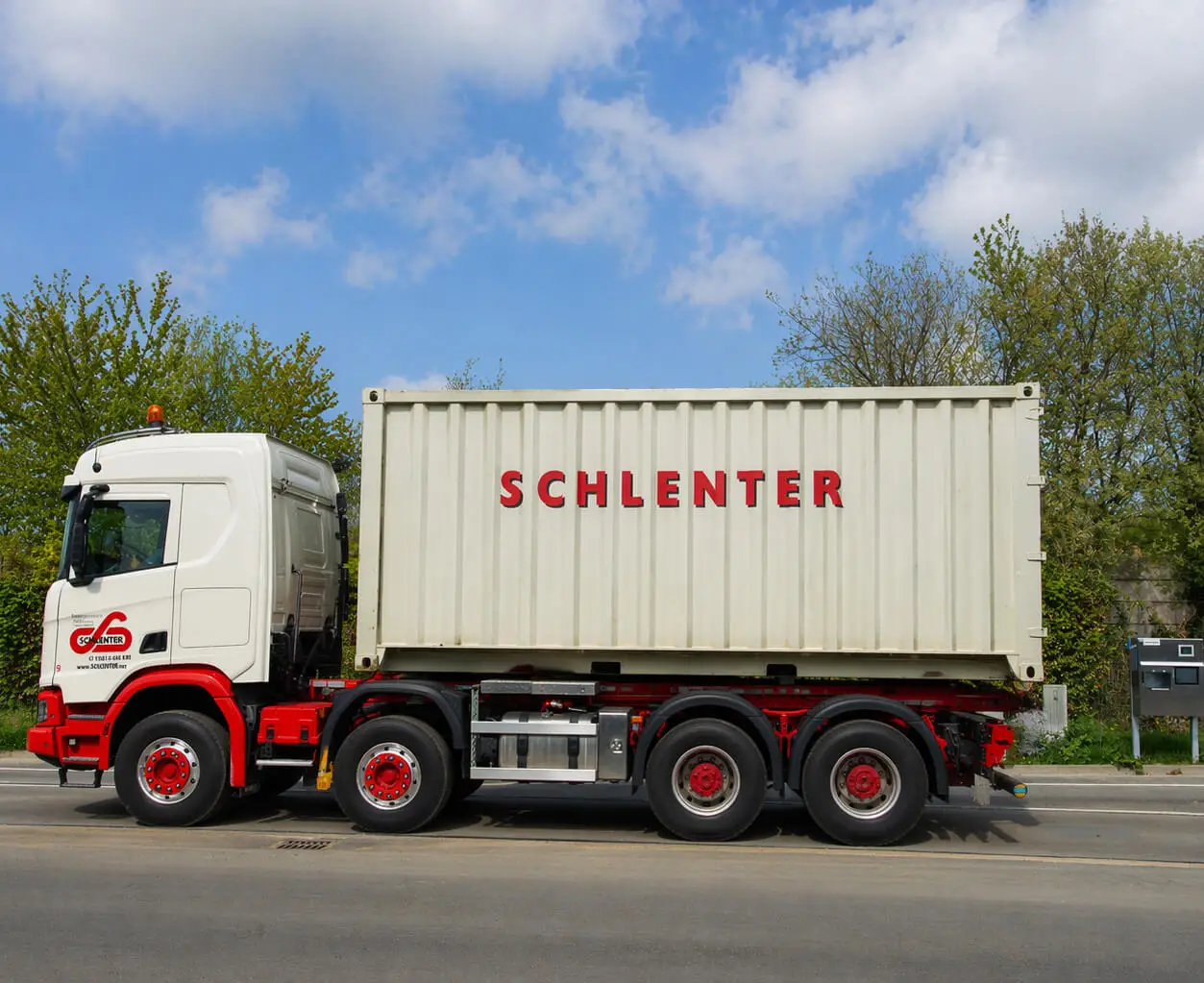 Lastwagen mit Container steht auf einer Fahrzeugwaage