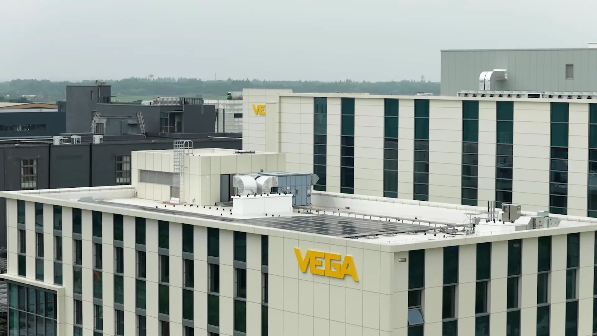 Firmengebäude der VEGA in Jiaxing mit Photovoltaik auf dem Dach