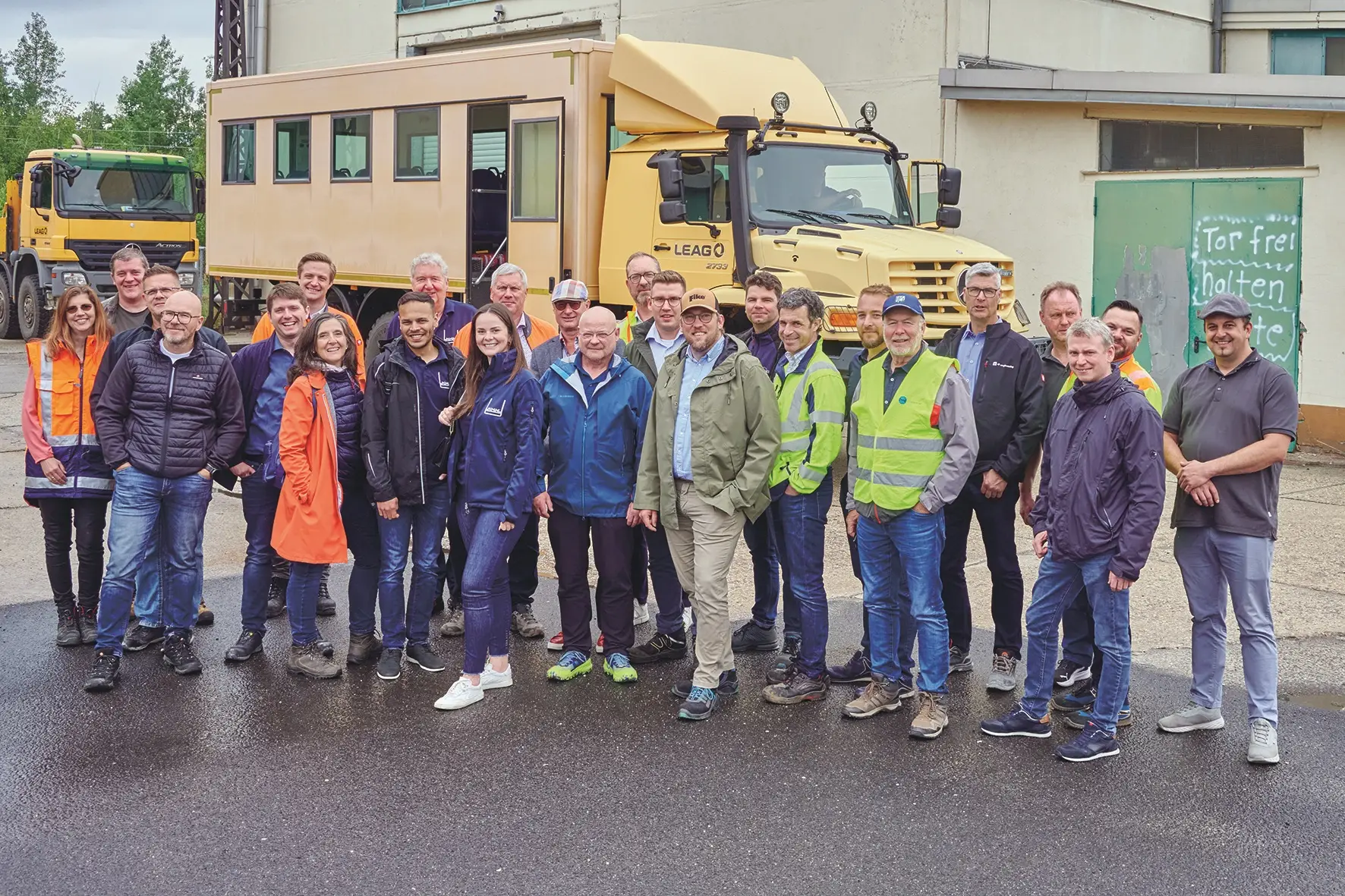 Teilnehmergruppe des DSIV vor dem Besuch des Tagebaus Nochten auf dem Betriebsgelände der LEAG