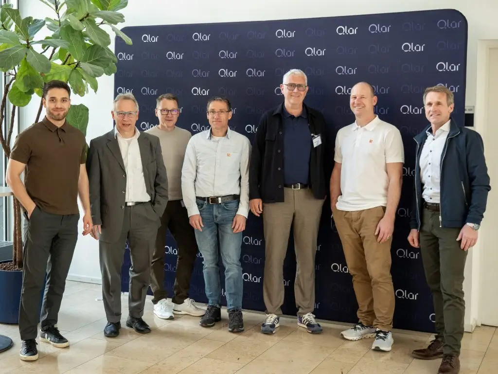 Vertreter von Qlar Europe und tripleS bei der Zusammenarbeit für Lösungen in der Stahlerzeugung