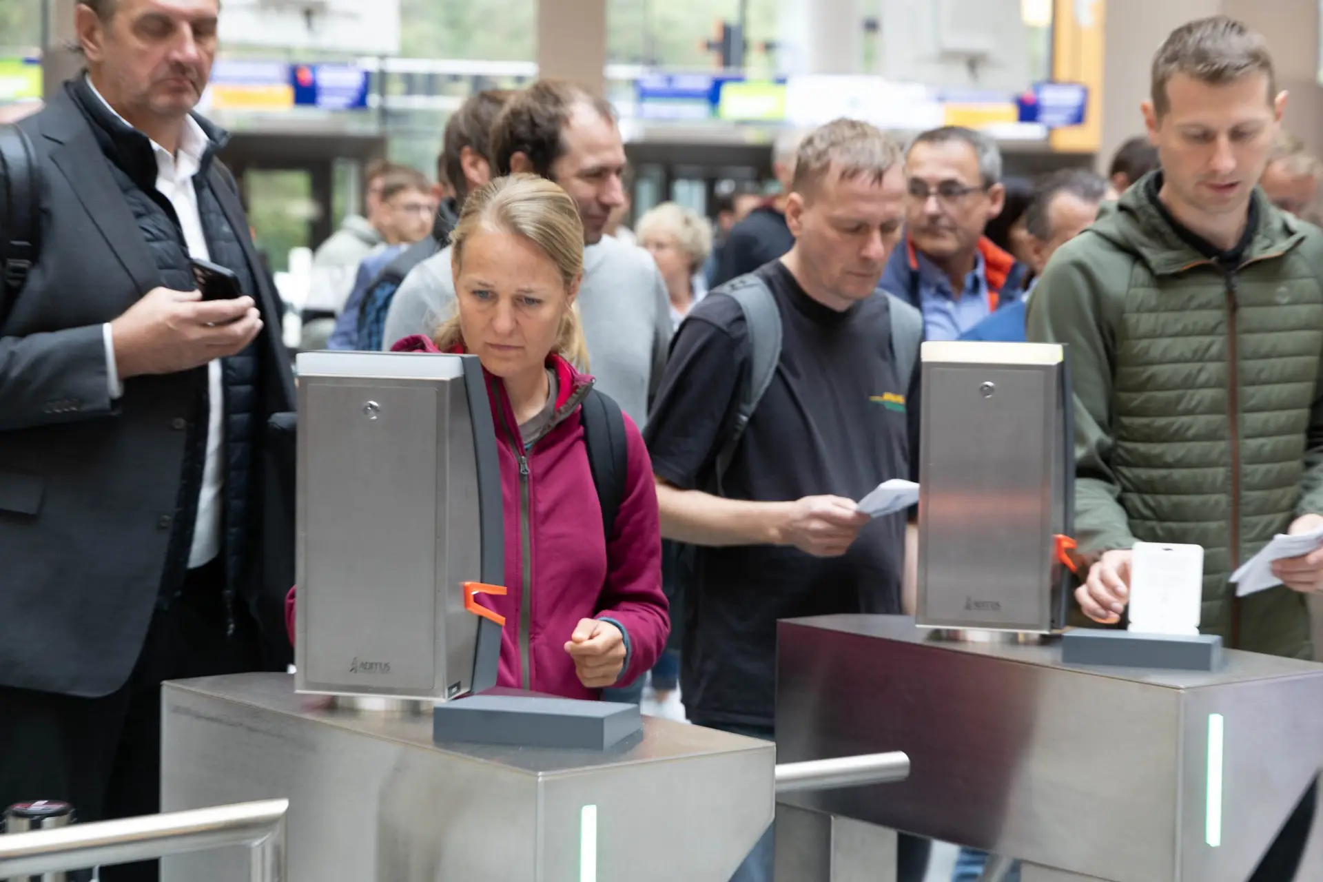 Besucher passieren die Einlassschleusen mit Ticketscannern am Eingang der POWTECH TECHNOPHARM