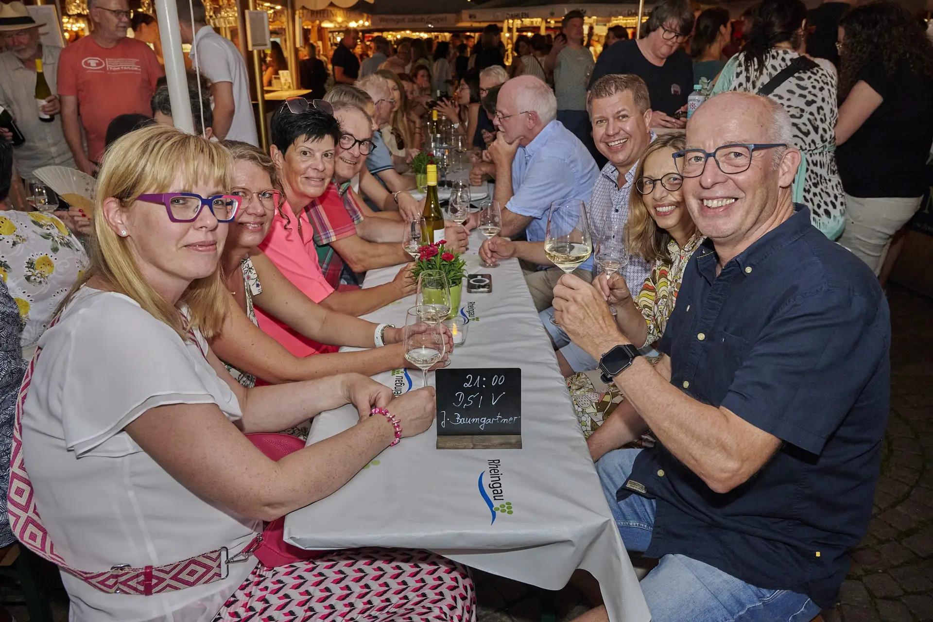 Teilnehmende des DSIV-Sommerfests an einem reservierten Tisch mit Weingläsern auf der Rheingauer Weinwoche in Wiesbaden Titel: DSIV-Sommerfest – Ausklang auf der Rheingauer Weinwoche