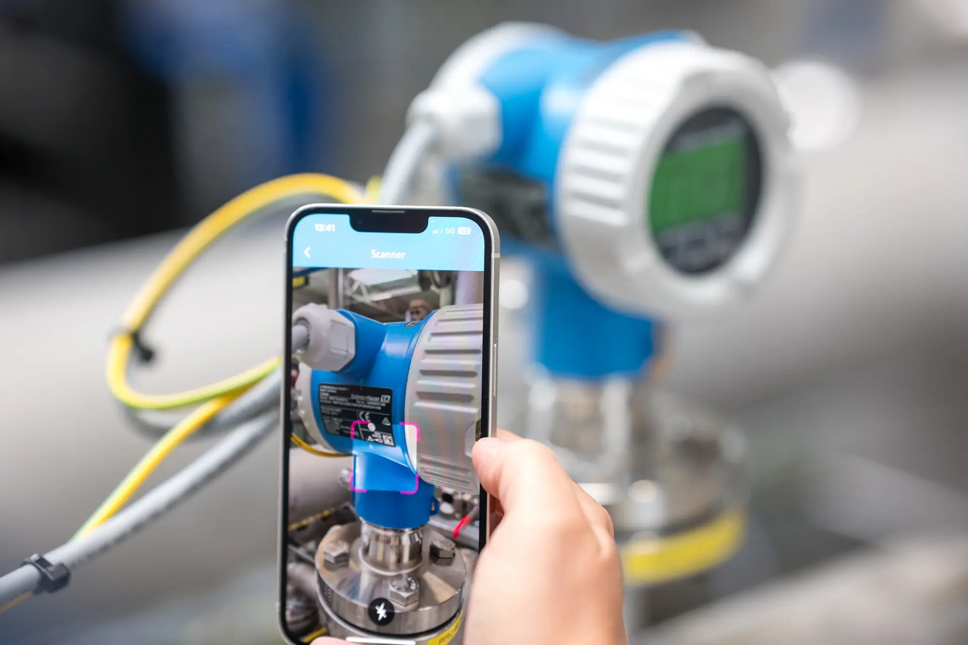 Smartphonegestützte Identifikation eines Feldgeräts der Prozessmesstechnik