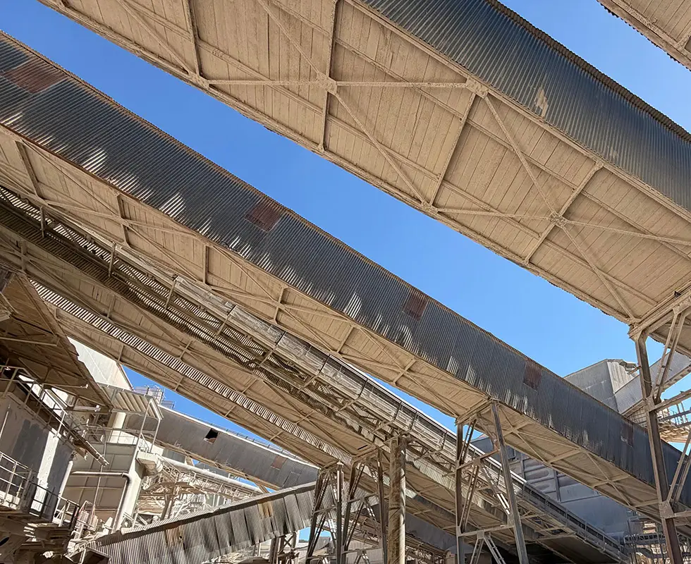 Förderbandwaage zur Massenstrommessung im Kalkwerk mit digitalem Wägeterminal und Anzeige eines Durchsatzes von 66,10 t/h