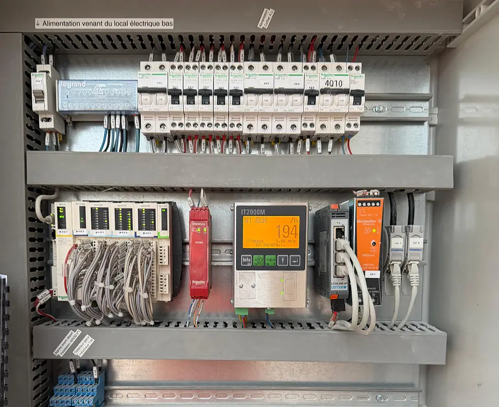 Schaltschrank mit IT2000M Wägeterminal zur Förderbandverwägung und Massenstrommessung von Schüttgut in industrieller Anlage