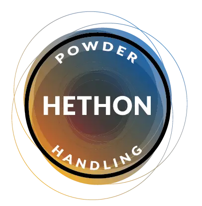 Logo von HETHON Powder Handling: Rundes Emblem mit dem weißen Schriftzug „HETHON“ auf einem blau-orangefarbenen Hintergrund. Die Begriffe „POWDER“ und „HANDLING“ umrahmen den Firmennamen in einem Kreis. Das Design symbolisiert Schüttgut- und Pulverhandhabung in der Verfahrenstechnik.