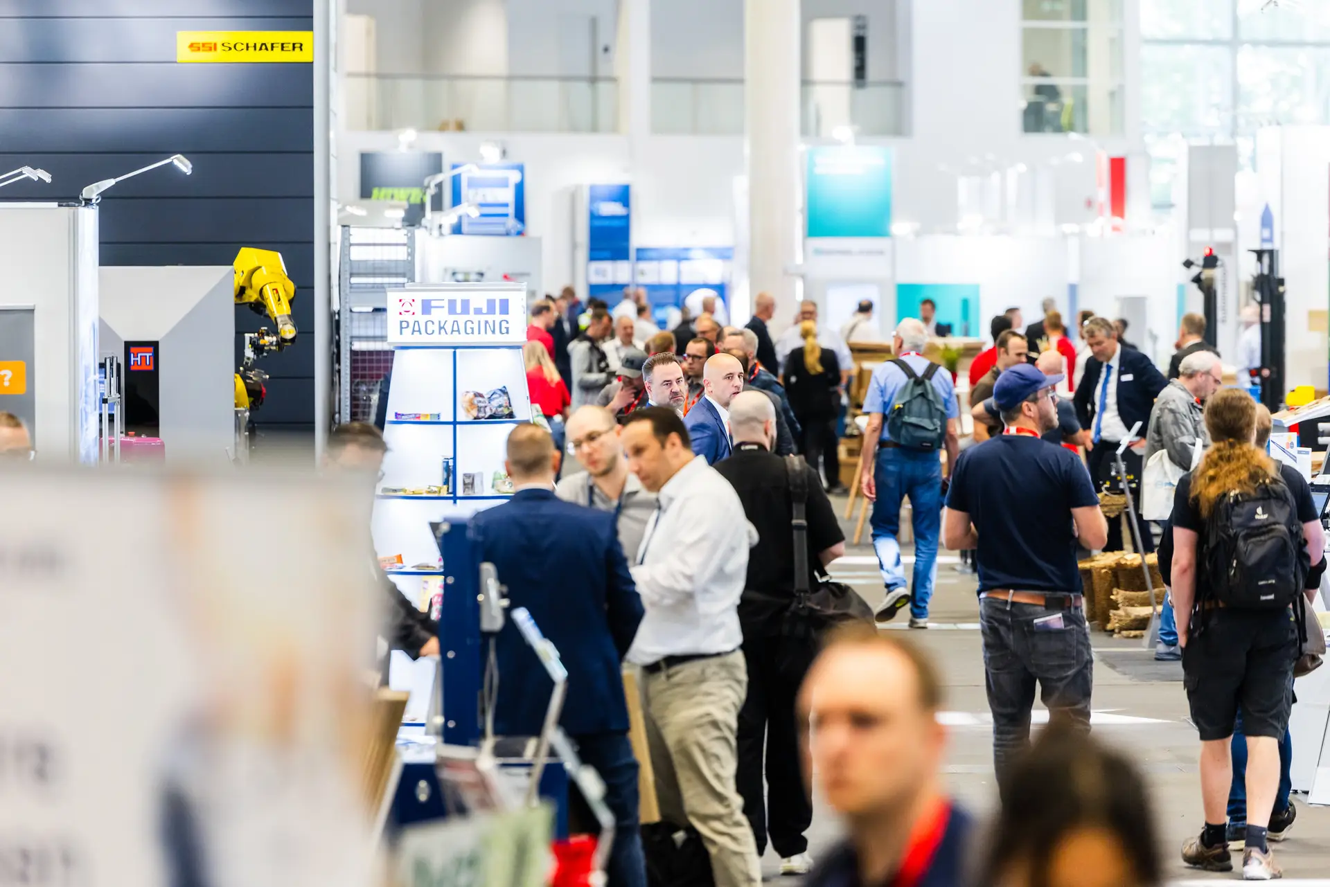 Messehalle der all about automation mit Ausstellungsständen und Fachbesuchern