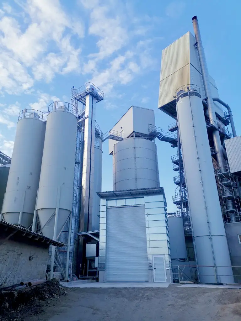 Gleichstrom-Gegenstrom-Regenerativofen (GGR) von Köhler Kalk mit Silos und Ofenanlage zur energieeffizienten Herstellung von Dolomitbranntkalk.